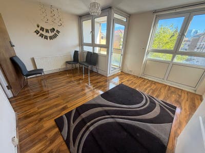 *Spaciuos Flat Avaiable in Bow 4 Rooms Available* Main Photo