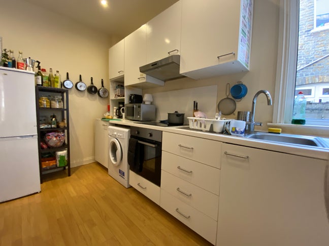 Spacious Room in a Big House at Nw!! Main Photo