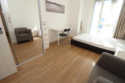 Spacious Flat- Move in Now- Central London! Main Photo