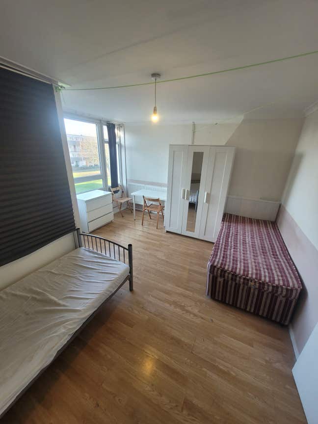 *Spaciuos Twin Room Available 1St May in Mile End* Main Photo