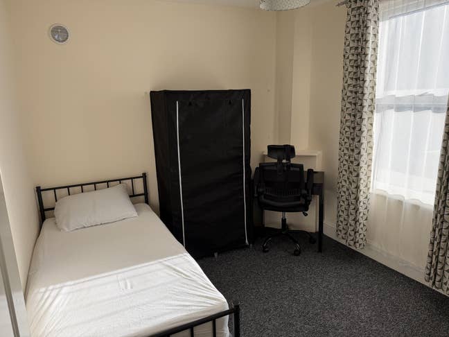 Room in Central L/ Spa. Close to Railway Station. Main Photo