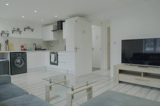 Lovely Modern 2 Bed Flat /w Parking, Close to Town Main Photo