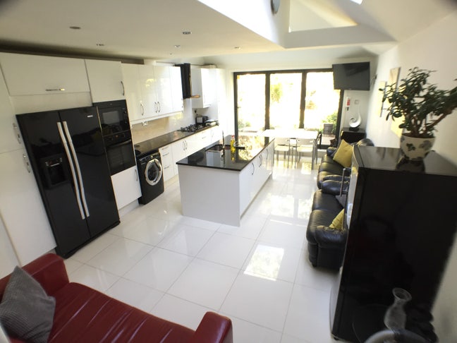 Bright Double   Bedroom in friendly  House  Main Photo