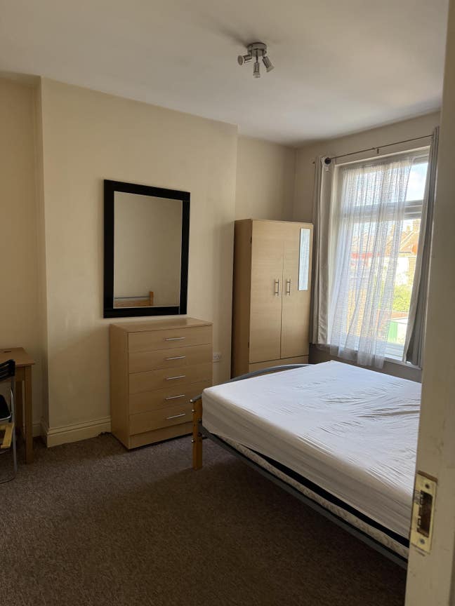 Lovely Bright Double Room - All Bills Included  Main Photo