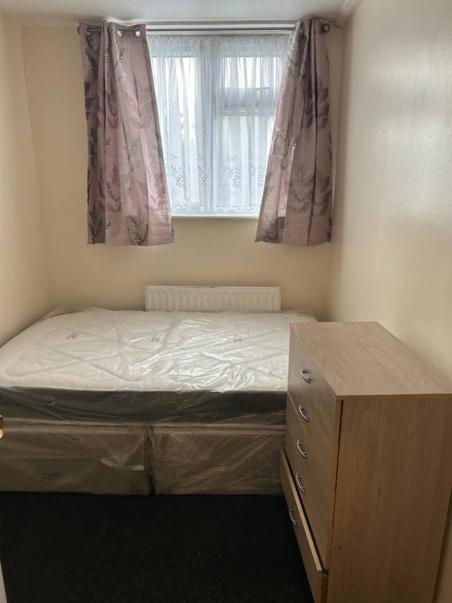 Medium sized room available in prime location Main Photo