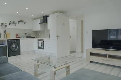 Lovely Modern 2 Bed Flat /w Parking, Close to Town Main Photo
