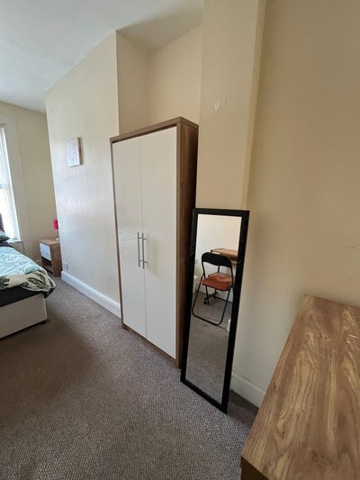 A furnished room available in Tates Avenue.  Main Photo