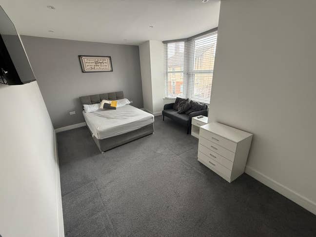 💥Super Large Double Ensuite Room in North End 💥 Main Photo
