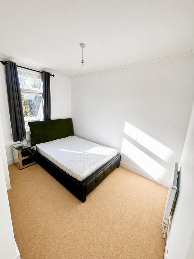 Double Room | Professional Female Home | DA17  Main Photo