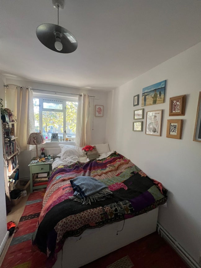 Sunny double bedroom opposite Canonbury station  Main Photo