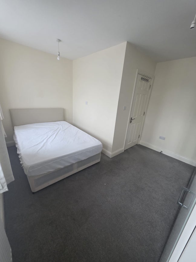 Clean 4 bedroom houseshare Main Photo