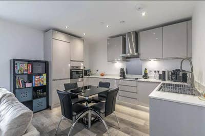 Room available in a 2 bedroom flat  Main Photo