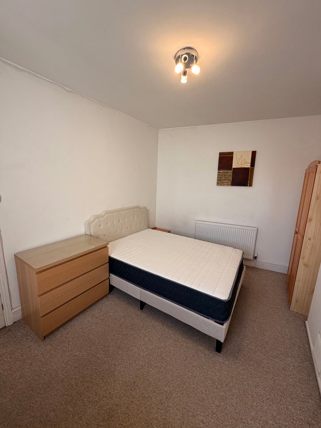 Large double bedroom with en suite shower  Main Photo