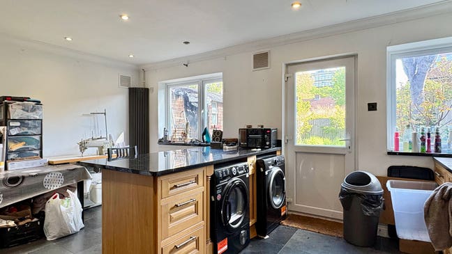 Spacious 3-Bed Flat with Private Garden – E15 Main Photo