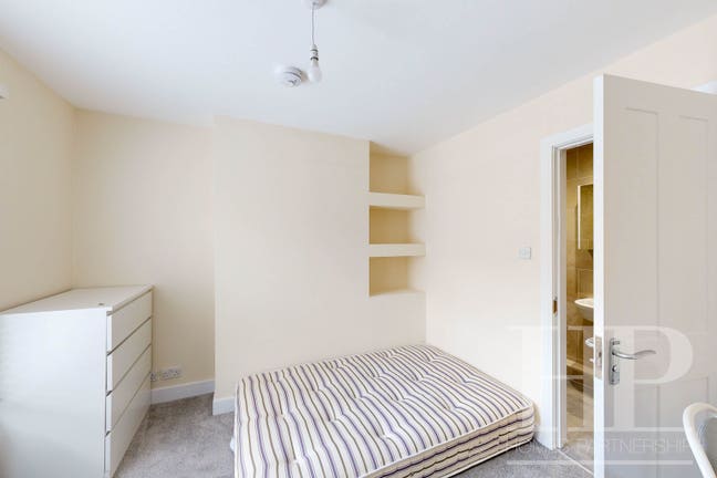 Large Double Room with En-Suite Near Town Centre! Main Photo