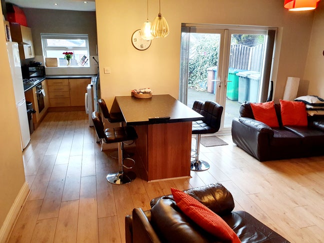 🛁 2 Ensuites | Parking | Professional Houseshare Main Photo