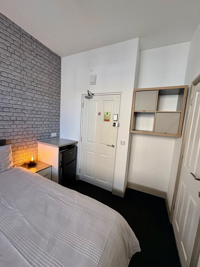 Ensuite rooms available - Newly refurbished  Main Photo