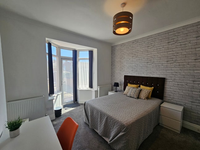 Room with Private Garden Access | UHCW | Bills Inc Main Photo