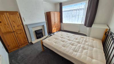 Large Double Room Available Tipton Main Photo