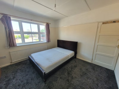 Double Bedroom in Town Centre property Main Photo