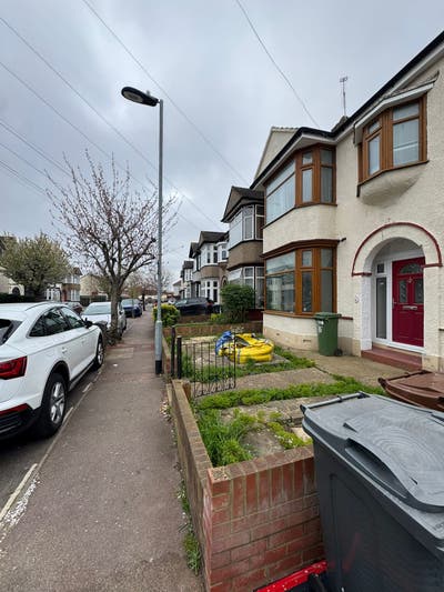 *Spaciuos 5 Bed House Avail Now Barking IG11 * Main Photo