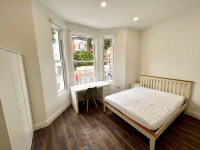 Luxury ensuite in Wandsworth Main Photo