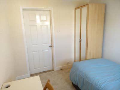 Bedroom Close to Town Centre - Bus & Train Station Main Photo