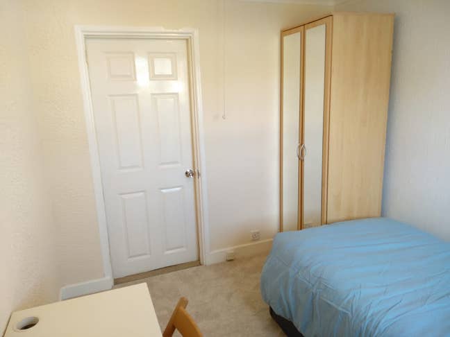 Bedroom Close to Town Centre - Bus & Train Station Main Photo