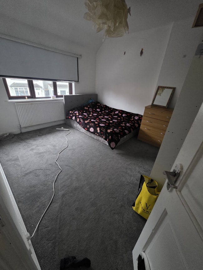 Double room available in feltham Main Photo