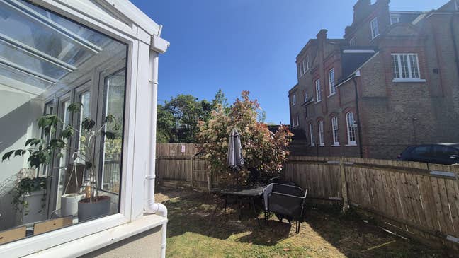 Large Room with direct Garden Access Main Photo