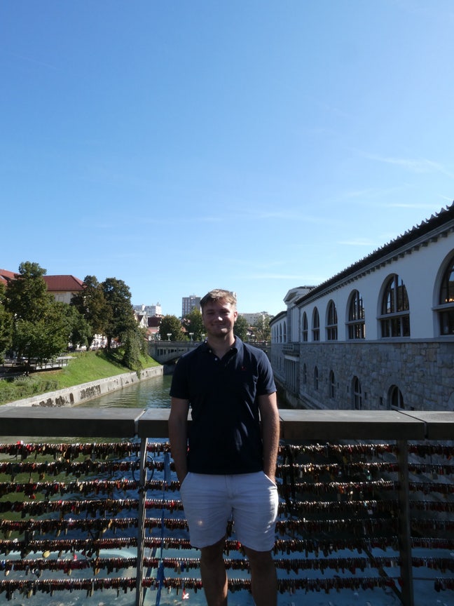 Professional looking for house share or buddy up Main Photo