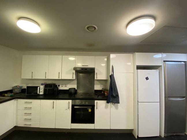 Single En-suite Room – LU1  Main Photo