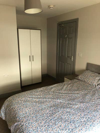 Move-In Ready Room –  Near Town Centre Main Photo