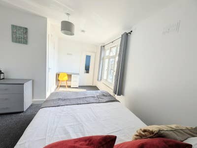 Double Ensuite room &pound;720 - Free Street Parking Main Photo