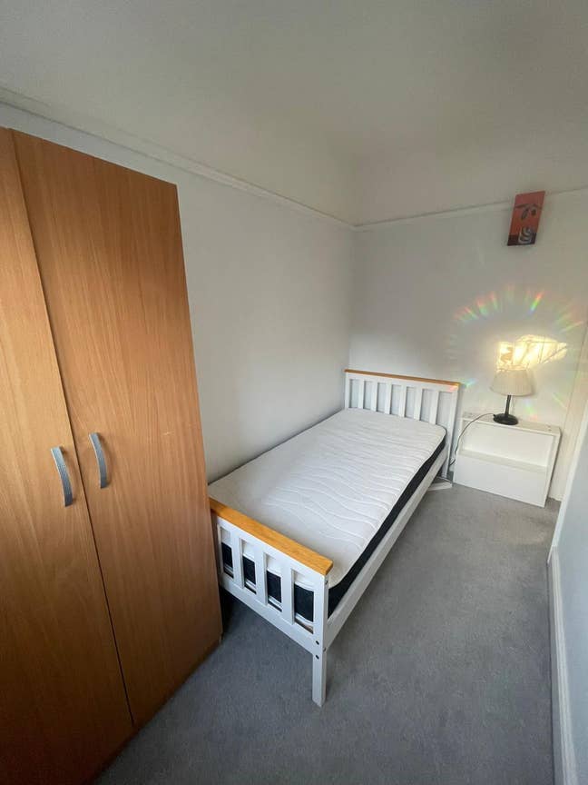 Beautiful sunny room in Chiswick Park Main Photo