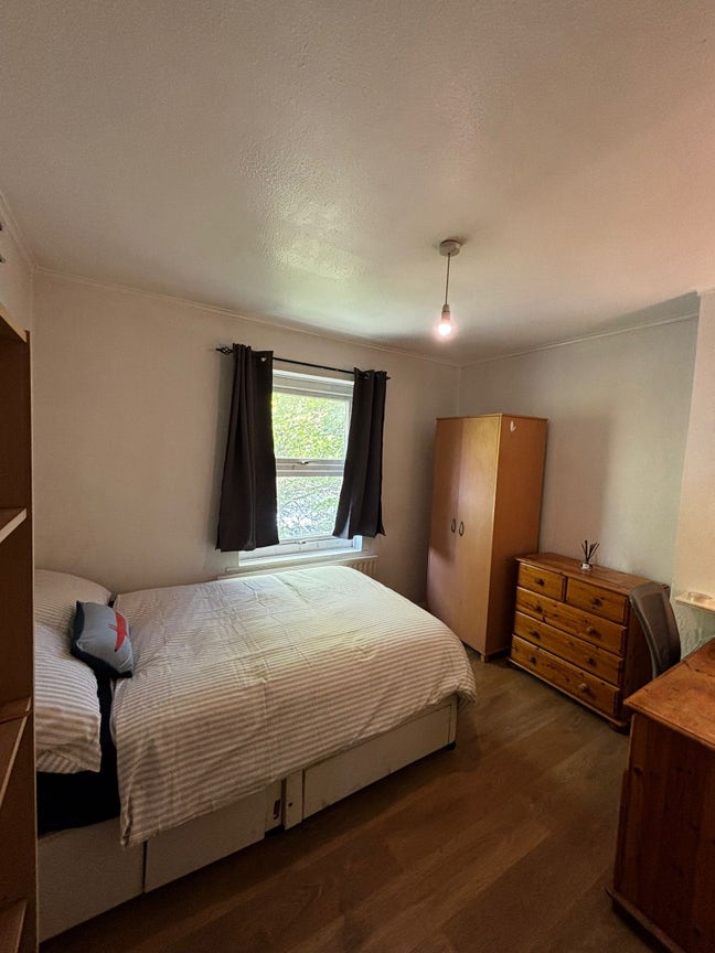 Large Double | No Deposit | Bills Inc | BN1 Main Photo