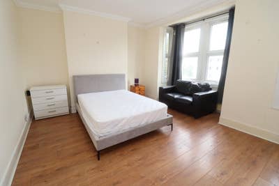 Spacious Rooms Next to Dlr  Main Photo