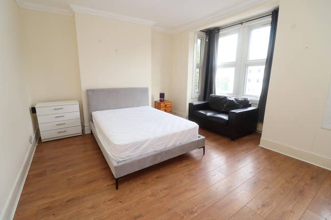 Spacious Rooms Next to Dlr  Main Photo