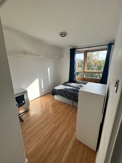Large Double Room in SW9 – All Bills Included Main Photo