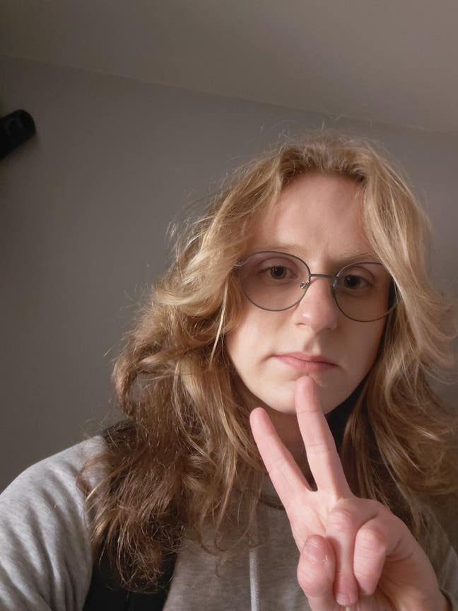 Young professional looking for a room/ housemates  Main Photo