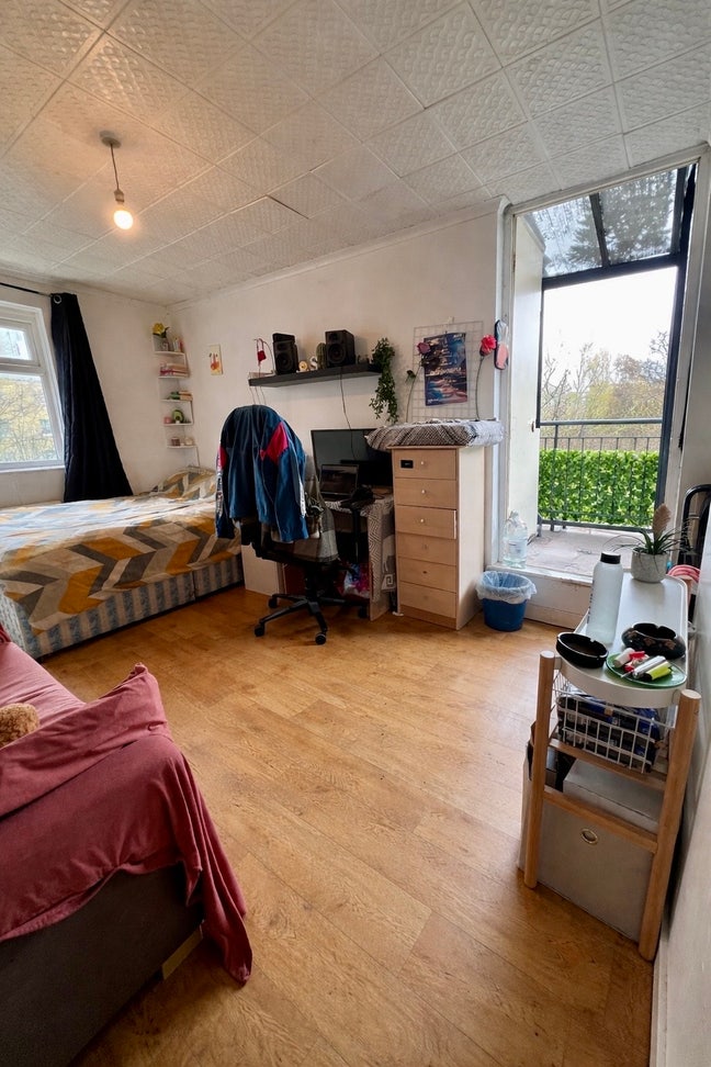 Large Double Room with Private Balcony Main Photo