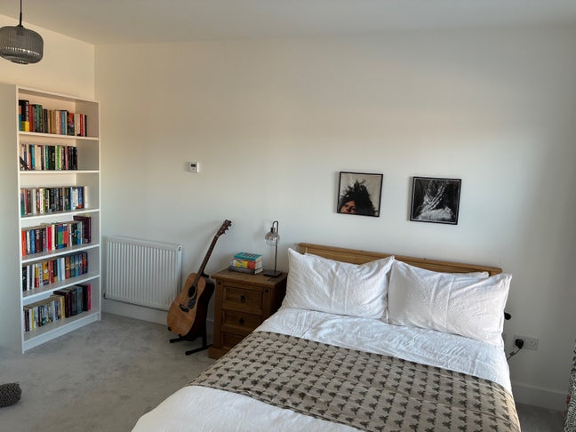 En-suite room in comfortable new town house Main Photo