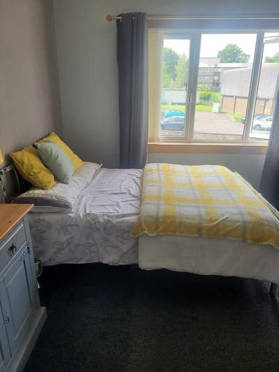 Large sunny  room with open outlook Main Photo