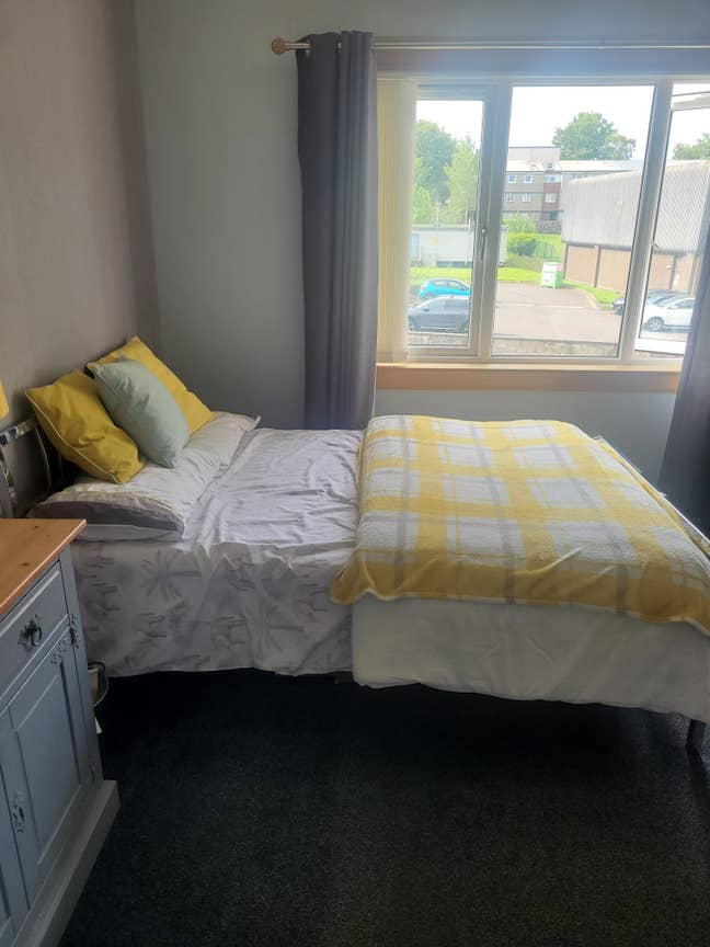 Large sunny  room with open outlook Main Photo