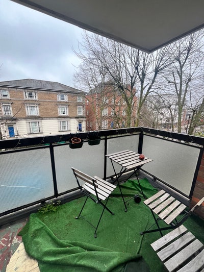Sunny Double Room in female only 3-person flat  Main Photo