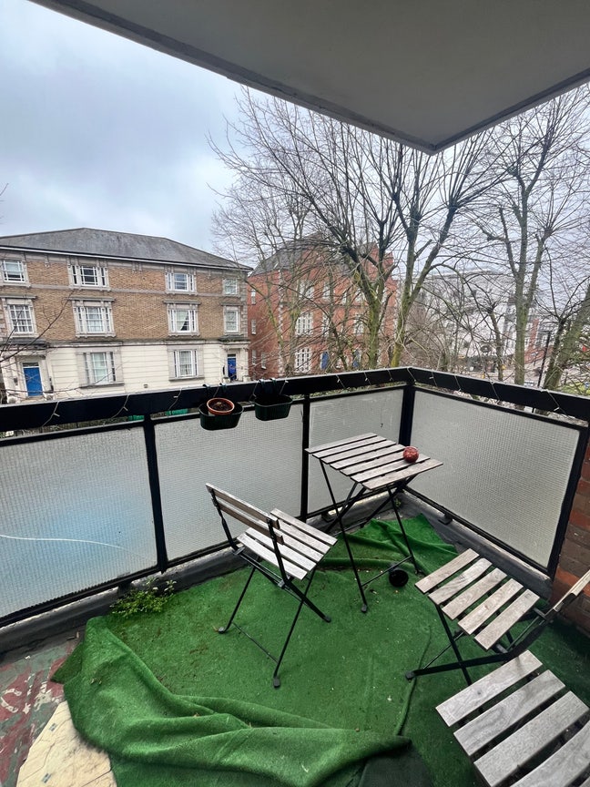 Sunny Double Room in female only 3-person flat  Main Photo