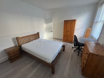 Classy Single Room in Friendly Flatshare! Main Photo