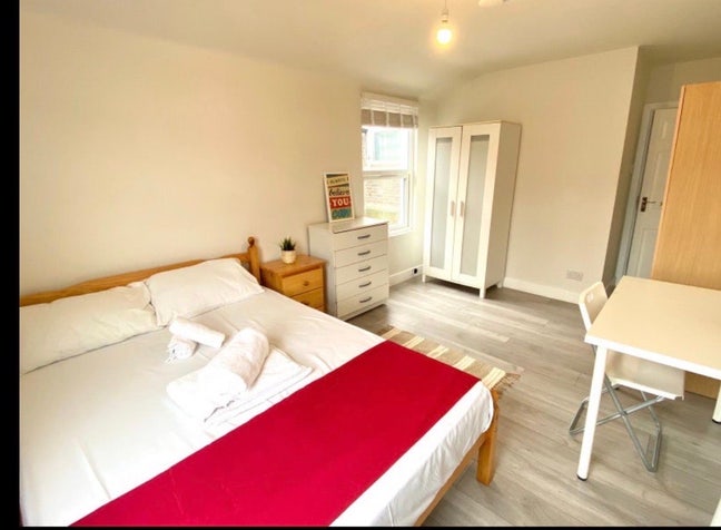 1 Minute to Tottenham Hale with 2 wardrobes Main Photo