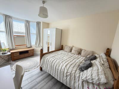 Beautiful Large Room with Separate Own Bathroom Main Photo