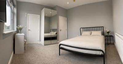Luxury Fully Furnished Ensuite Rooms - Available  Main Photo